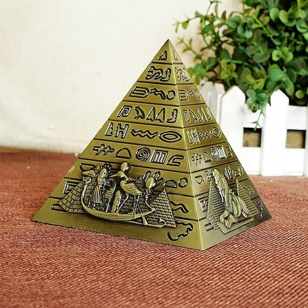 Egypte piramide standbeeld